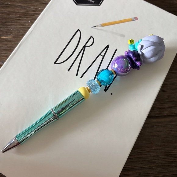Disney Doorables: The Little Mermaid: Ursula blacklight handmade beaded pen - Picture 3 of 3